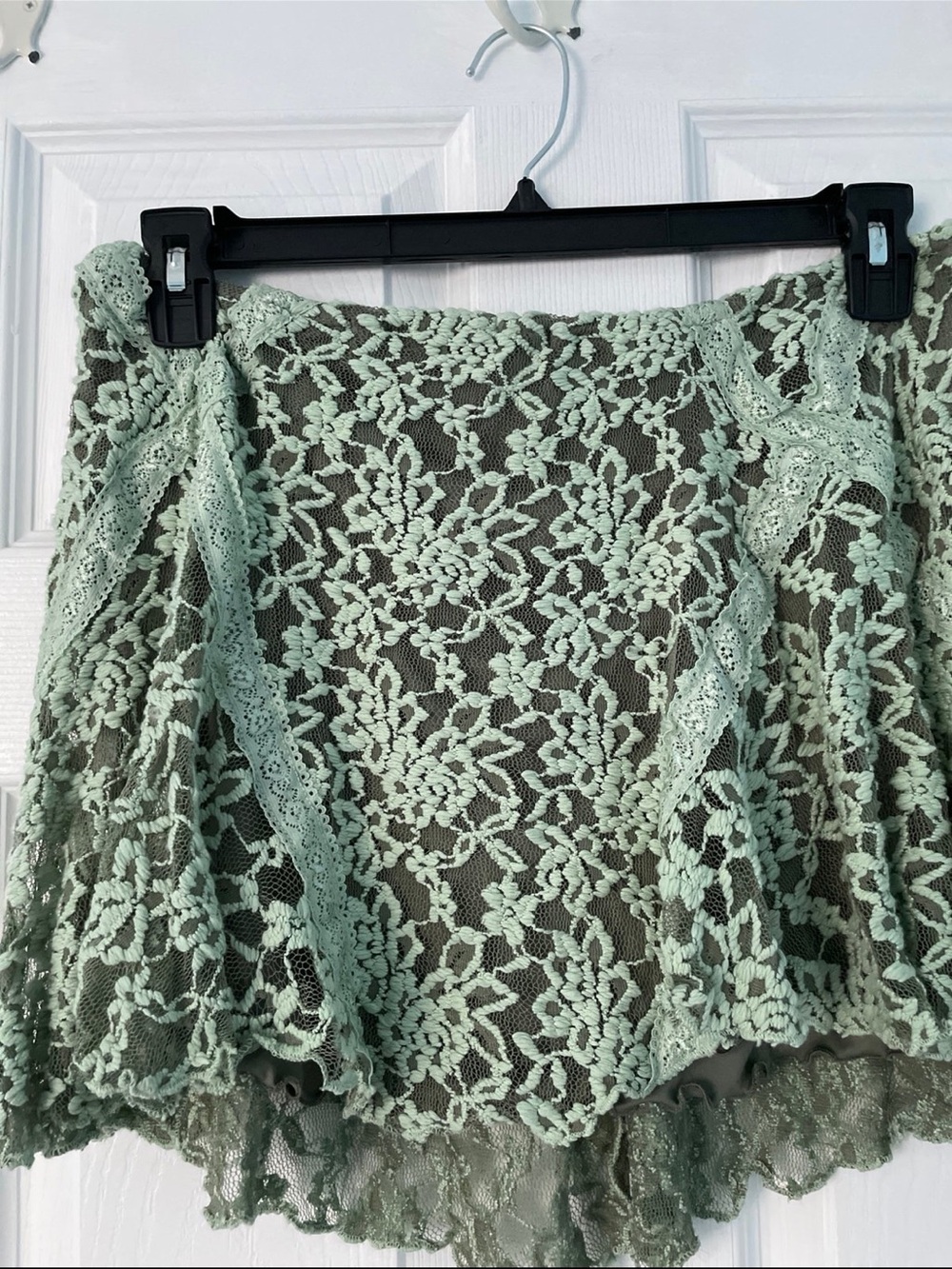 Kimchi Blue Karina Lace mini skirt NWOT - Picture 2 of 5